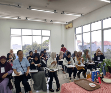 Peserta workshop mencicipi menu-menu yang didemonstrasikan 2